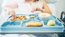 Étkezés a kórházi ágynál